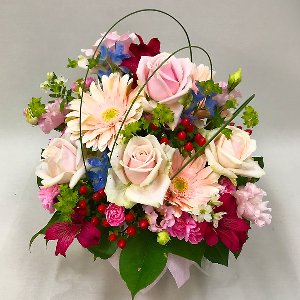 ピンクと水色の初恋アレンジメント フィオリーノ フラワーサービス イーフローラ フラワーギフトや花の宅配 送料無料も多数