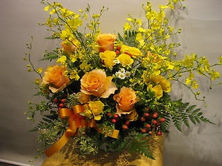 バラとオンシジュームが爽やかなアレンジ花！
