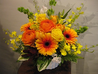 大輪ガーベラとバラの可愛いらしいアレンジ花