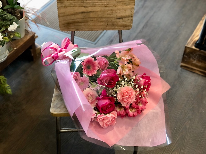 【大切な人・大切な日に】幸せを運ぶピンクの花束｜お花屋さん「ＦｌｏｗｅｒＳｈｏｐ 楓」のお花