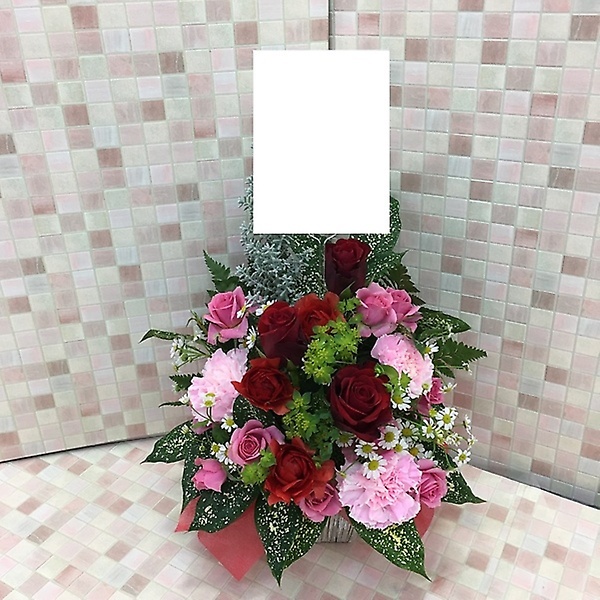 レッド ピンク系 ミディアムアレンジメント ｆｌｏｒｉｓｔ ｋａｊｉｗａｒａ イーフローラ フラワーギフトや花の宅配 送料無料も多数