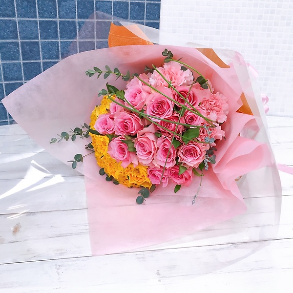 黄色とピンクのバラのブーケ風花束（H40）「Ｆｌｏｒｉｓｔ 