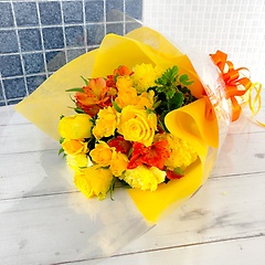黄バラのビタミンカラーのブーケ風花束（H50）