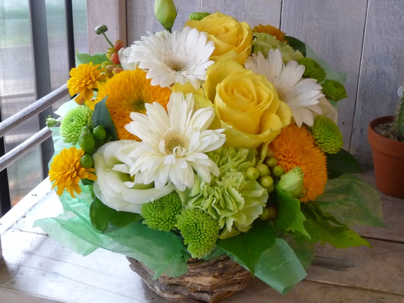 キュートアレンジ 黄色 白 花屋 ビリジアン イーフローラ フラワーギフトや花の宅配 送料無料も多数