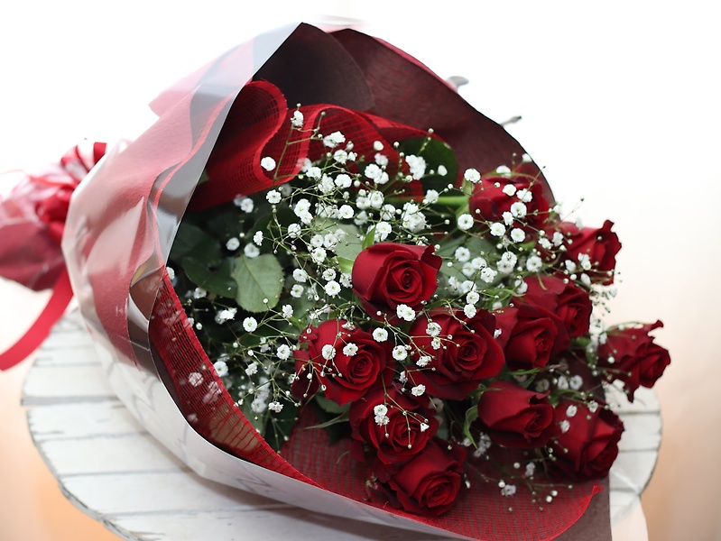 赤バラ12本の花束 ダーズンローズ 花月 イーフローラ フラワーギフトや花の宅配 送料無料も多数