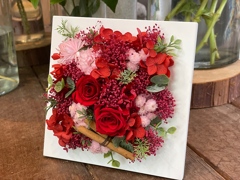 シナモン香る赤とピンクのプリザーブドフラワー｜お花屋さん「フローリスト 咲」のお花