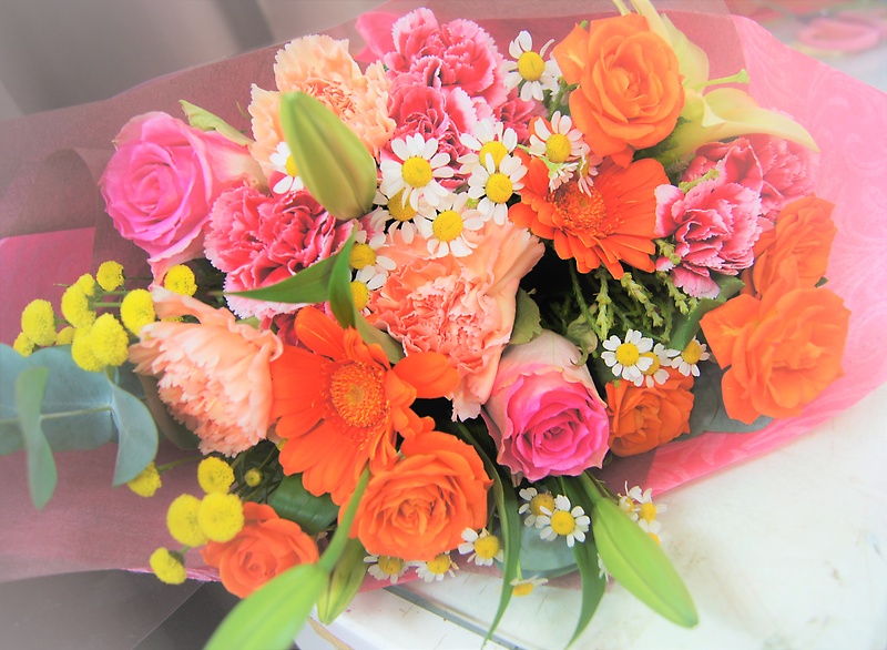 ミックスカラーの可愛い花束 ａｓｔｉｎａ イーフローラ フラワーギフトや花の宅配 送料無料も多数
