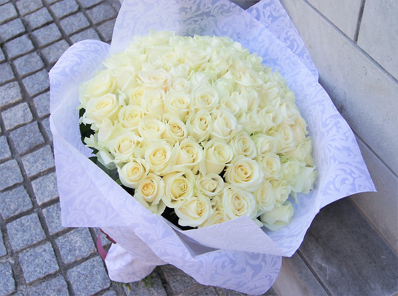 白バラ100本の花束スペシャル ａｓｔｉｎａ イーフローラ フラワーギフトや花の宅配 送料無料も多数