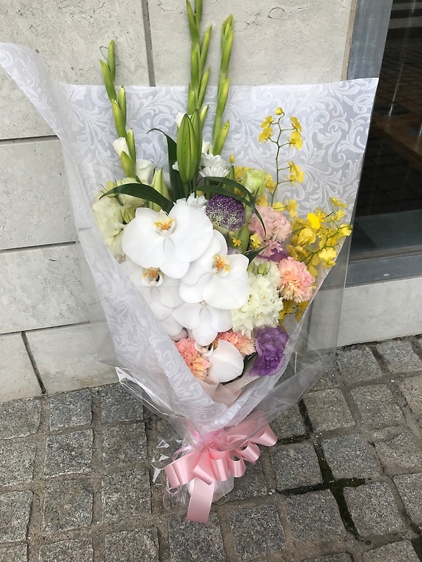 なんと立派 品のいい胡蝶蘭入りお供花束 ａｓｔｉｎａ イーフローラ フラワーギフトや花の宅配 送料無料も多数