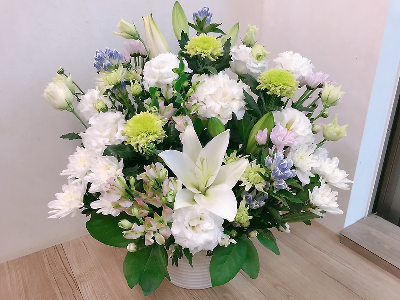 ホワイト基調の清楚な仏花アレンジメント 緑宝園 イーフローラ フラワーギフトや花の宅配 送料無料も多数