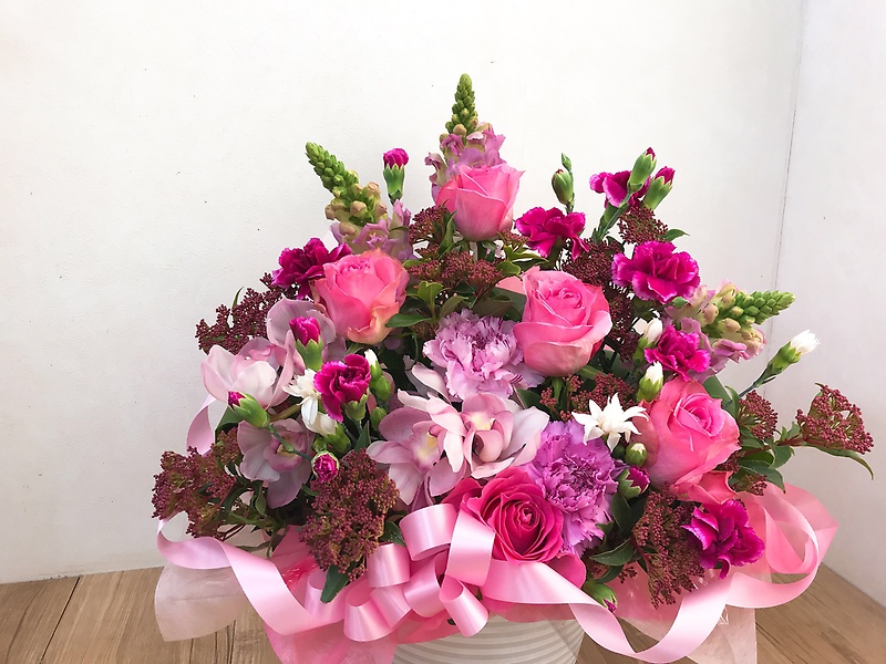 シックなピンク色アレンジメント 緑宝園 イーフローラ フラワーギフトや花の宅配 送料無料も多数