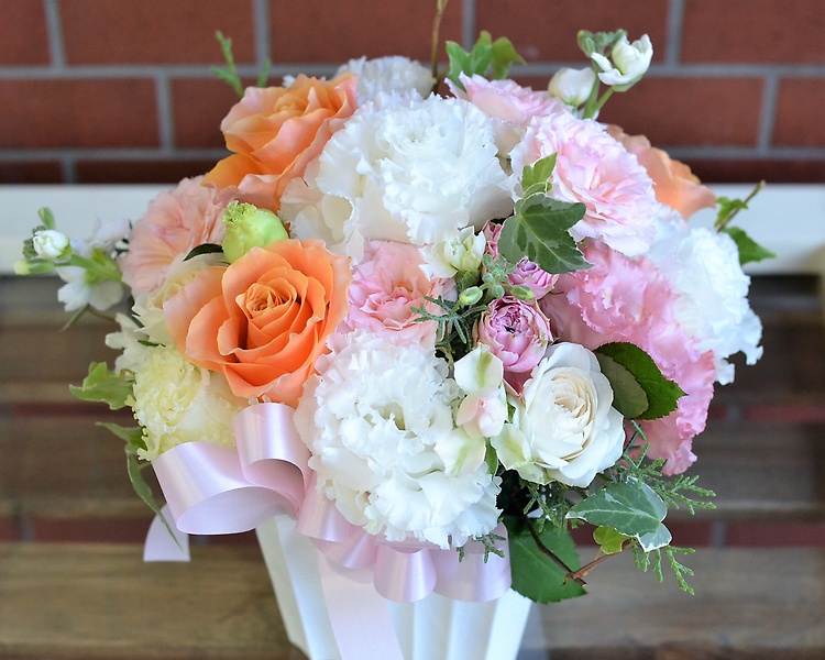 お花でhappy 可愛いお花オレンジピンク系の贈り物 ｍａｃｈｉ ｈａｎａ イーフローラ フラワーギフトや花の宅配 送料無料も多数