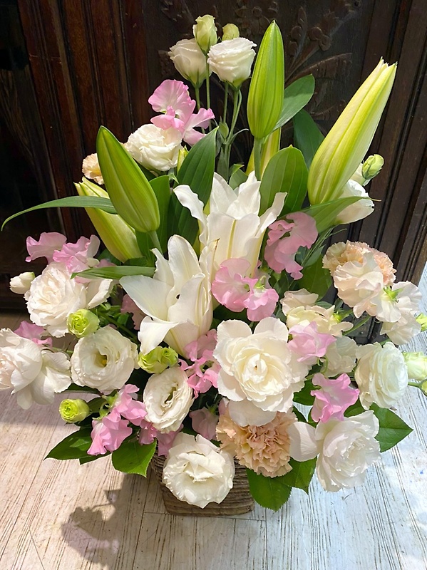 白ユリと淡いピンクのお祝い用フラワーアレンジメント「KALIANg」｜【イーフローラ】フラワーギフトや花の宅配、送料無料も多数