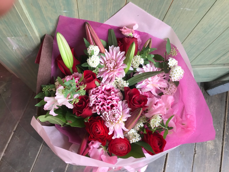 可愛くって華やか 赤とピンクのエレガント花束 ｓｐｉｃｅ イーフローラ フラワーギフトや花の宅配 送料無料も多数