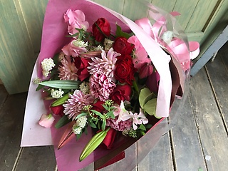 可愛くって華やか「赤とピンクのエレガント花束」