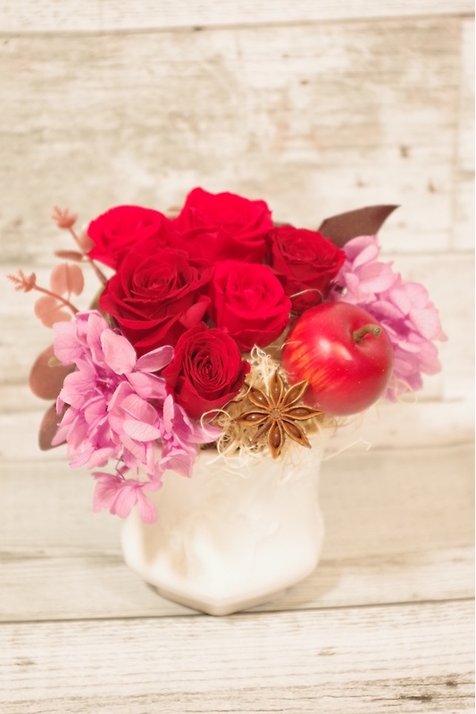赤バラいっぱいなプリザ♪と横浜グルメのセット♪｜お花屋さん「ショーケース 横浜」の母の日のお花