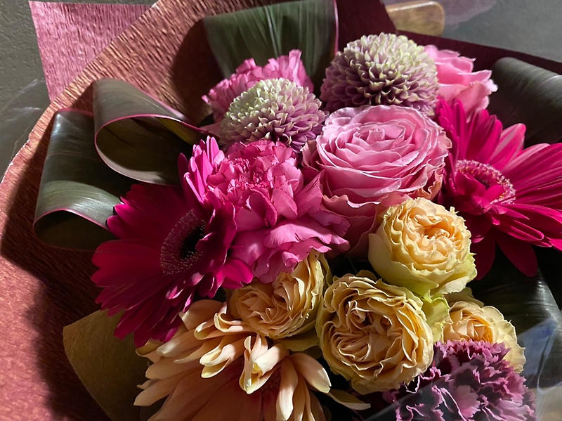 鮮やかなピンクの花束♪｜お花屋さん「ショーケース 横浜」のお花
