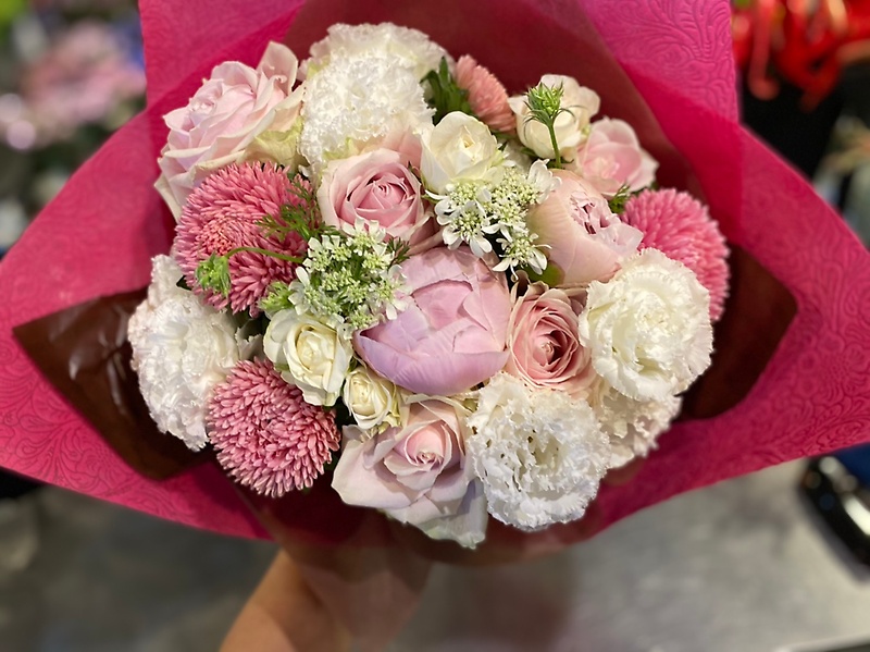 ふんわりと淡いピンクの花束♪｜お花屋さん「ショーケース 横浜」の母の日のお花