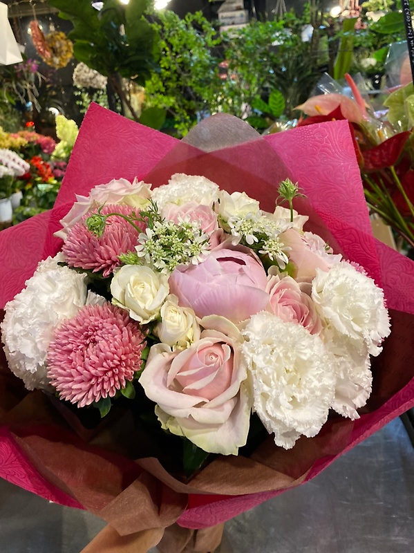 ふんわりと淡いピンクの花束♪｜お花屋さん「ショーケース 横浜」のお花