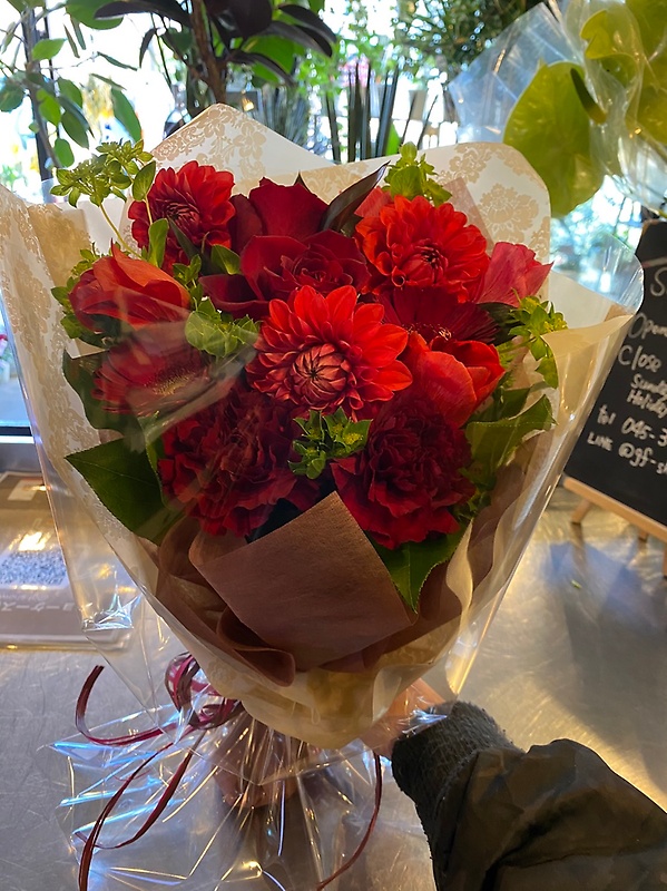 情熱的な真っ赤な花束｜お花屋さん「ショーケース 横浜」のお花