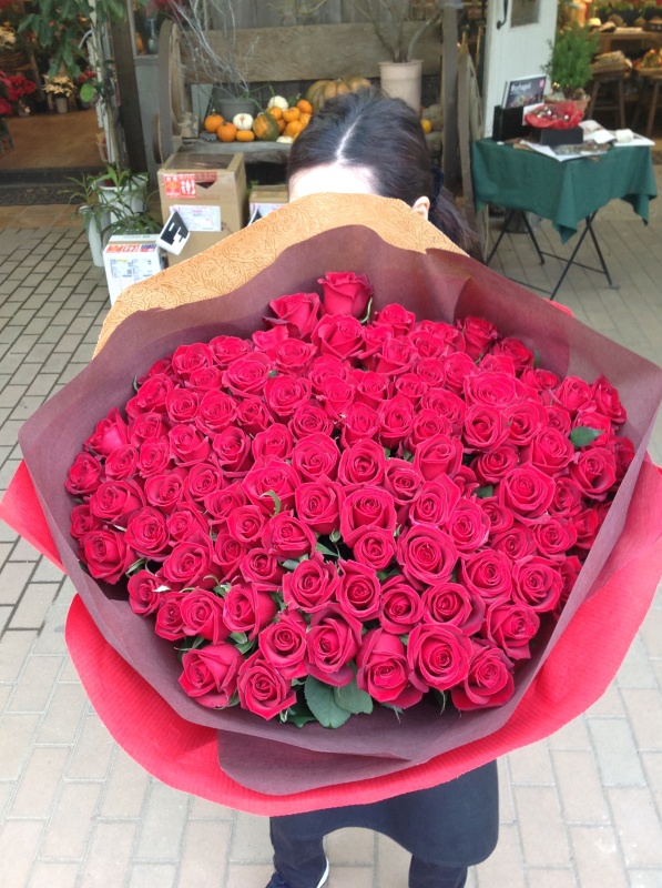 プロポーズに バラ100本の花束 有限会社 本郷台花う イーフローラ フラワーギフトや花の宅配 送料無料も多数