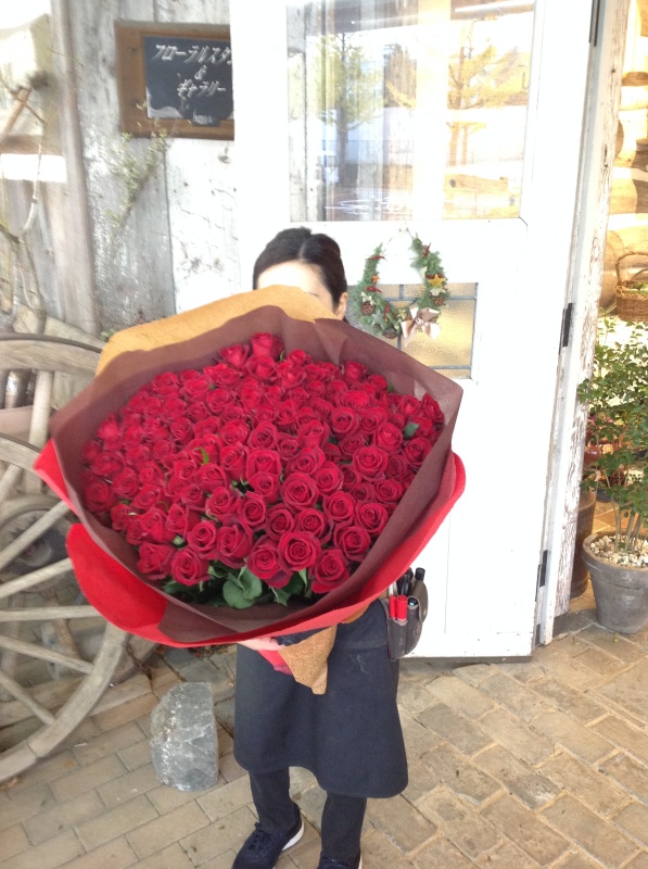 プロポーズに バラ100本の花束 有限会社 本郷台花う イーフローラ フラワーギフトや花の宅配 送料無料も多数