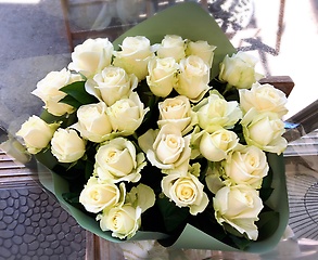 白バラの花束