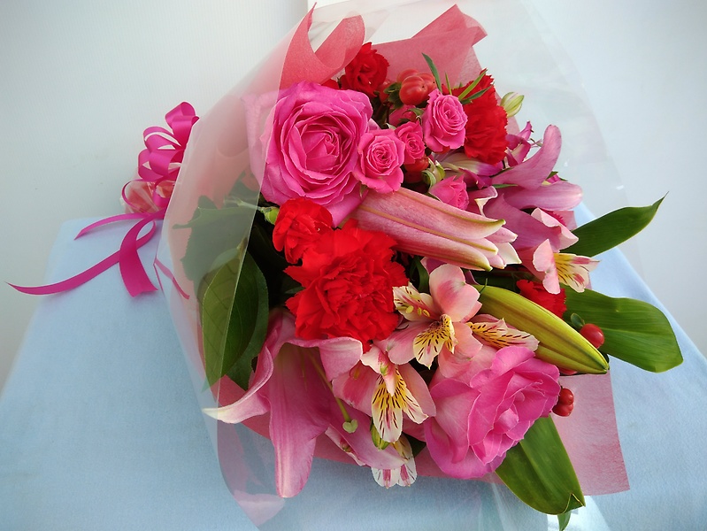 バラでワンランクアップ 可愛いピンクの花束 有限会社渡辺花園 イーフローラ フラワーギフトや花の宅配 送料無料も多数