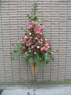 赤バラとピンクバラのスタンド花　【　福　】