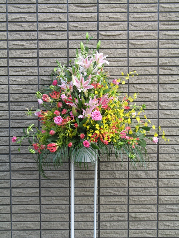 ピンクユリとオンシジュウムのスタンド花　【　喜　】｜お花屋さん「ケンフロリスト」のお花