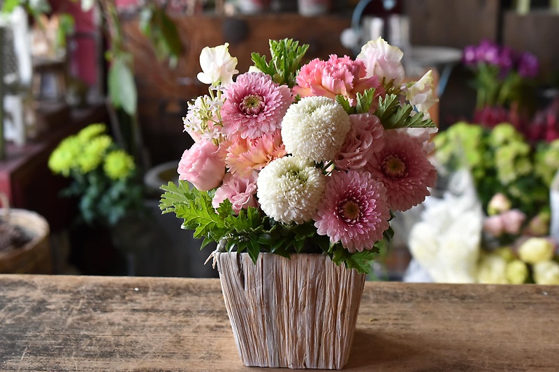 ポンポン菊とピンクのガーベラ｜お花屋さん「ｈａｎａｋｕｒａ」の母の日のお花