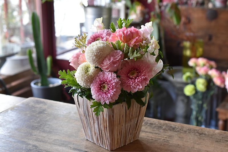 ポンポン菊とピンクのガーベラ｜お花屋さん「ｈａｎａｋｕｒａ」のお花