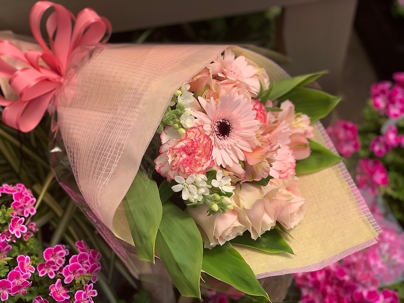 ピンクの長め花束【贈呈タイプ】｜お花屋さん「花屋 ｅｎｊｙｕ」のお花