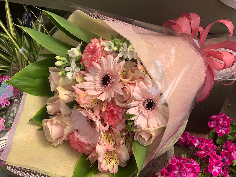 ピンクの長め花束【贈呈タイプ】｜お花屋さん「花屋 ｅｎｊｙｕ」の母の日のお花