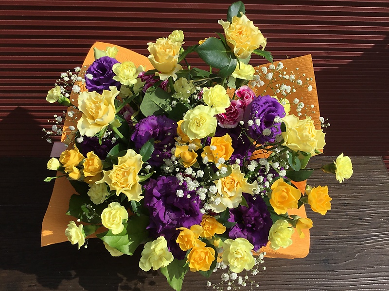 黄色と紫の素敵なアレンジメント 有限会社 小山生花店 イーフローラ フラワーギフトや花の宅配 送料無料も多数