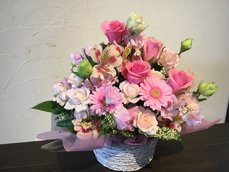 ピンクが可愛いアレンジメント 有限会社 小山生花店 イーフローラ フラワーギフトや花の宅配 送料無料も多数