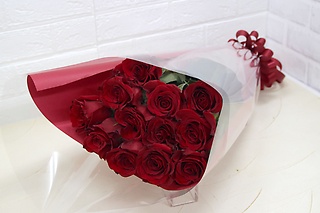 愛の告白　ダーズンローズ　赤バラの花束