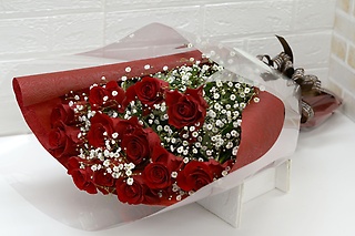 愛の告白　ダーズンローズ　赤バラとカスミソウの花束