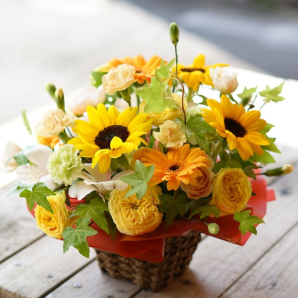 ひまわりと季節のお花のアレンジメント｜お花屋さん「フローラント」のお花