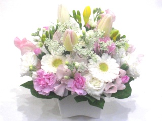 【春供花】白と淡いピンクの優しいアレンジメント