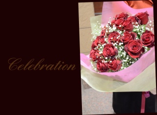 特別な日の贈り物に　赤バラとカスミ草の花束