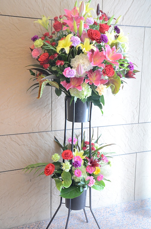 オープンやお祝いに！華やかな２段のスタンド花｜お花屋さん「風遊花」の母の日のお花