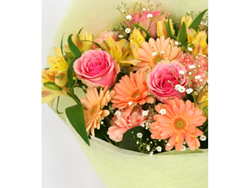 バラとガーベラの可愛らしい花束♪｜お花屋さん「株式会社 丸の内フローラ」のお花
