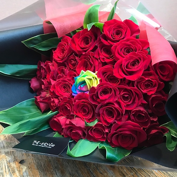 花束 赤バラ３４本 レインボー１本 ｍ ｓｔｙｌｅ イーフローラ フラワーギフトや花の宅配 送料無料も多数