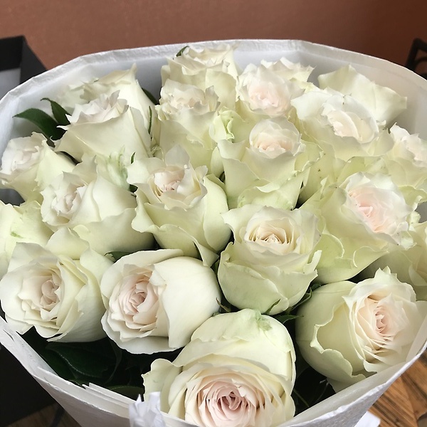 人気 白薔薇24本オンリーブーケ ｍ ｓｔｙｌｅ イーフローラ フラワーギフトや花の宅配 送料無料も多数