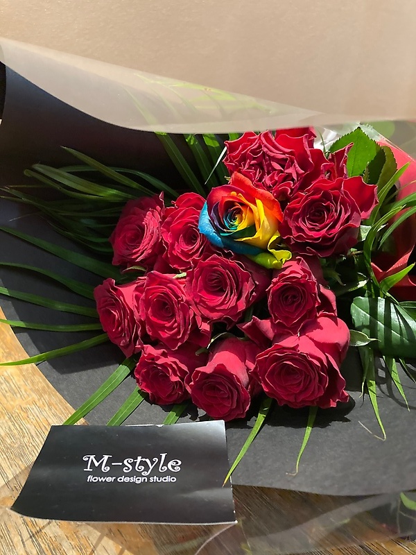 花束 赤いバラ１１本 レインボーローズ１本 ｍ ｓｔｙｌｅ イーフローラ フラワーギフトや花の宅配 送料無料も多数