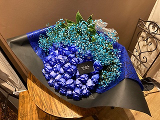 ブルーが好きな方のためのインパクト抜群の花束