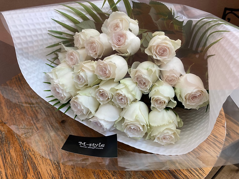 白バラ２１本の花束 清純なあなたへ ｍ ｓｔｙｌｅ イーフローラ フラワーギフトや花の宅配 送料無料も多数