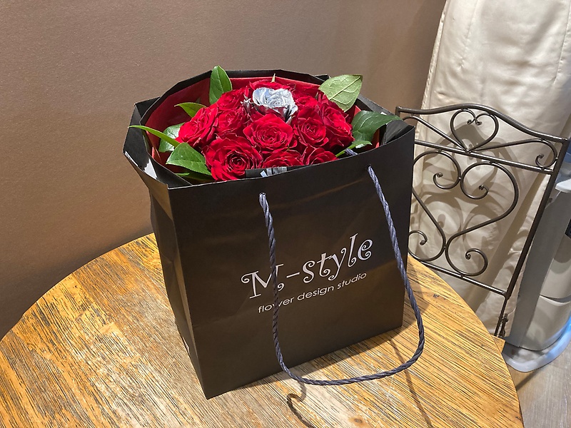 赤バラの中のシルバーローズブーケ｜お花屋さん「Ｍ－ｓｔｙｌｅ」のお花