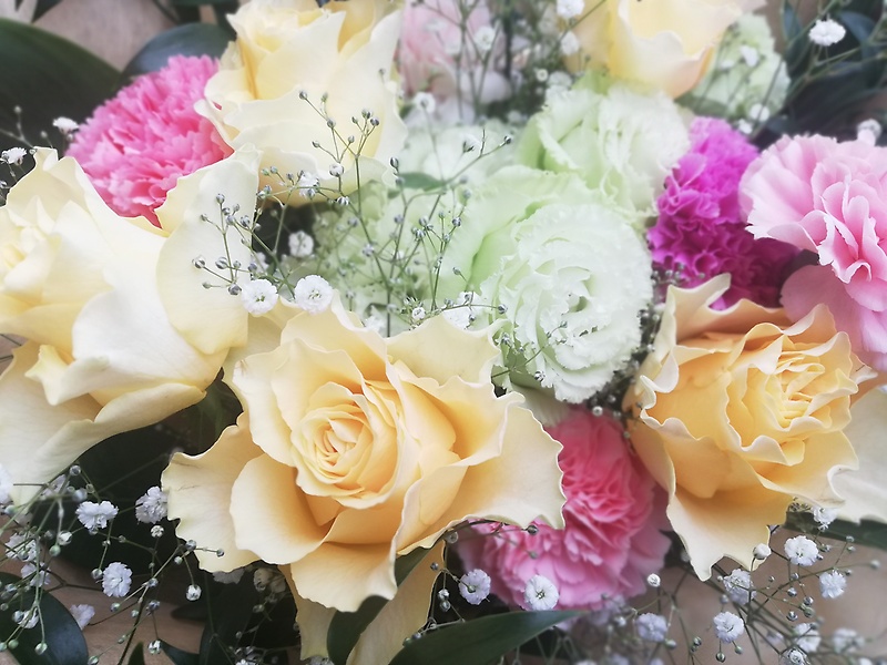 母の日　パステルカラーの花束　明るいお母さんへ｜お花屋さん「ｆｌｏｗｅｒ ＴＡＫＡＳＥ」の母の日のお花